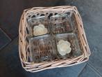 Rieten mandje met glazen " bakjes" en zeepjes, Mand, Vierkant, Ophalen of Verzenden, Zo goed als nieuw