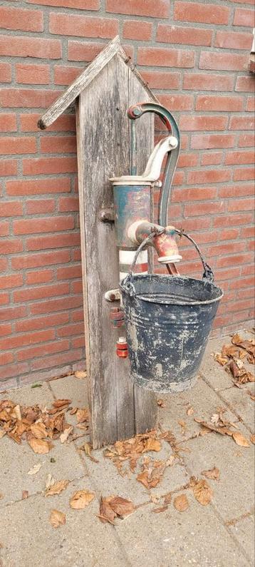 Waterpomp met zinken emmer beschikbaar voor biedingen