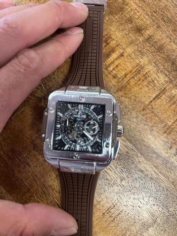 Nieuw horloge bruin kleur beschikbaar voor biedingen