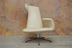 IZG staat gebroken witte leren Kebe design draaifauteuil