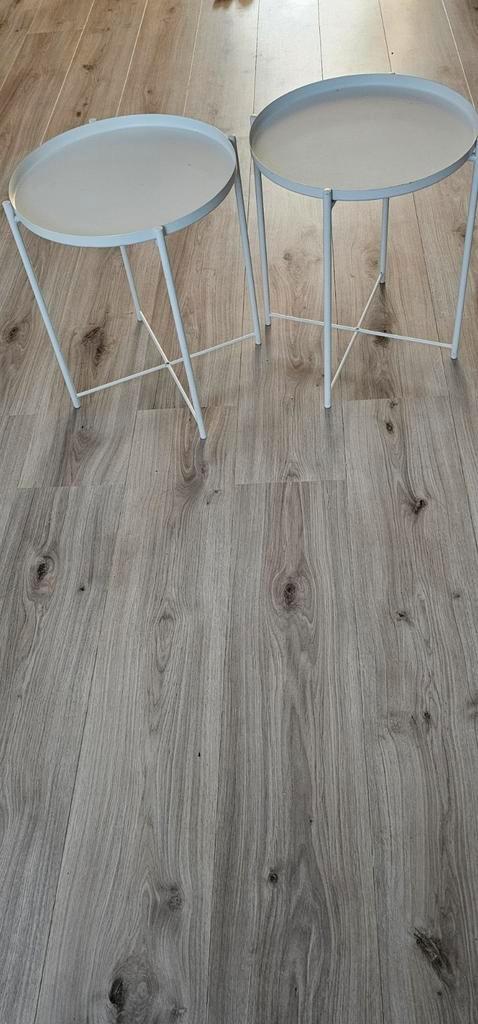 2 IKEA bijzettafeltjes wit, Huis en Inrichting, Tafels | Bijzettafels, Rond, 45 tot 60 cm, Minder dan 55 cm, Metaal of Aluminium