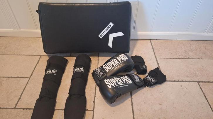 Kickboks set kind (handschoenen, scheenbeschermers, kussen), Sport en Fitness, Vechtsporten en Zelfverdediging, Ophalen of Verzenden