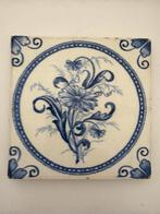 Delfts blauwe tegel met bloemmotief, Ophalen of Verzenden