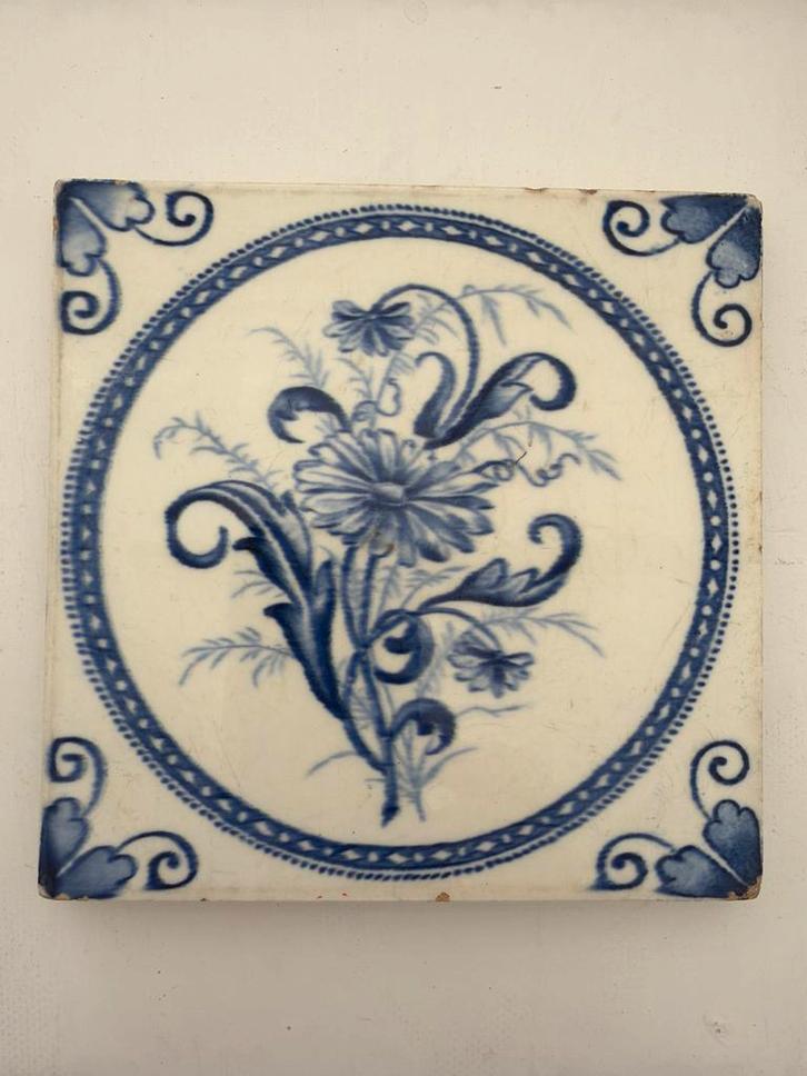 Delfts blauwe tegel met bloemmotief, Antiek en Kunst, Antiek | Wandborden en Tegels, Ophalen of Verzenden