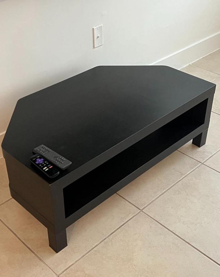 IKEA lack hoekkast tv meubel kast gratis bijzettafel zwart, Huis en Inrichting, Kasten | Televisiemeubels, Zo goed als nieuw, Minder dan 100 cm