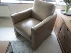 lederen taupekleurige fauteuil, Huis en Inrichting, Fauteuils, Ophalen, Zo goed als nieuw, 50 tot 75 cm, Leer