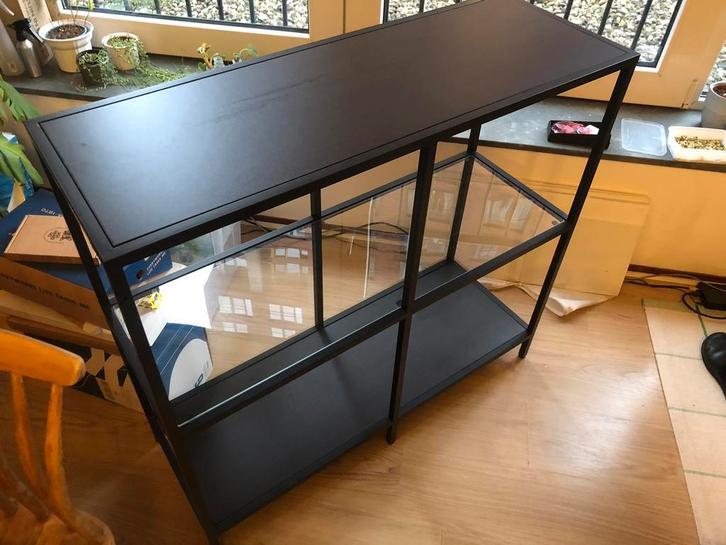 Vittsjö ikea stellingkast / sidetable zwart, Huis en Inrichting, Tafels | Sidetables, Gebruikt, 25 tot 50 cm, 100 tot 150 cm, Rechthoekig