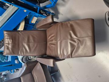 2 bij elkaar passende stoelen,1 uitklapbaar. beschikbaar voor biedingen