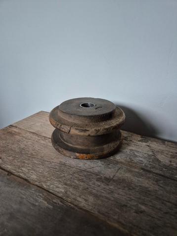 Oude houten spoel kandelaar beschikbaar voor biedingen