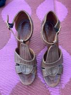 Bruine leren hakken - Chie Mihara, Kleding | Dames, Schoenen, Ophalen of Verzenden, Gedragen, Bruin, Schoenen met hoge hakken