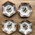 4 wandbordjes Makkummer aardewerk. 1 met spelfout., Ophalen of Verzenden