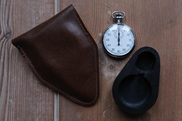 Vintage Leonidas stopwatch in lederen etui (TAG Heuer), Sieraden, Tassen en Uiterlijk, Horloges | Antiek, Overige merken, Staal