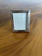 Vintage fotolijstje, gedecoreerde metalen rand en glas 4*5., Ophalen of Verzenden