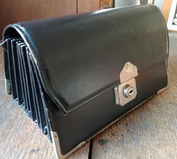 Uitvouwbare geheel lederen tas met vakken voor geld etc. beschikbaar voor biedingen