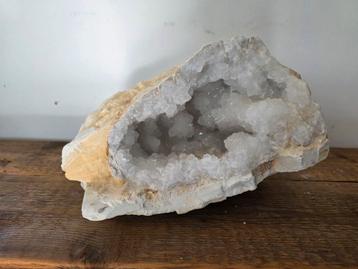 Mooie kristal steen  beschikbaar voor biedingen