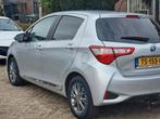 Toyota Yaris 1.5 Full Hybrid 100pk 5D Aut 2018 Grijs, Auto's, Toyota, 1497 cc, Zwart, 4 cilinders, 49 €/maand