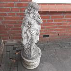 Sierlijk betonnen vrouwlijk tuinbeeld op sokkel, Ophalen, Gebruikt, Beton, Mensenbeeld