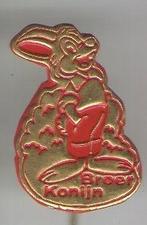 Broer Konijn rood op koper strip speldjes ( R_071 ), Verzenden, Zo goed als nieuw, Sport, Speldje of Pin