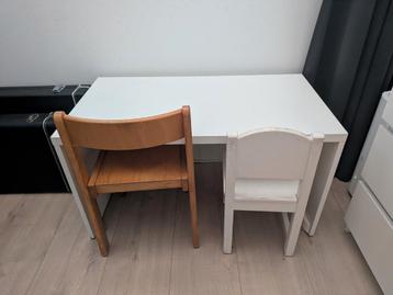 Gratis Kinder Tafel met 2 Stoeltjes beschikbaar voor biedingen