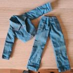 BARBIE spijkerpak 1977 met label en vierkanten drukkers, Verzamelen, Poppen, Ophalen of Verzenden, Gebruikt, Kleertjes