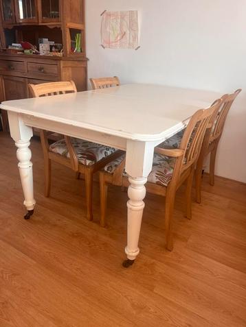 Klassieke masief houten eettafel beschikbaar voor biedingen