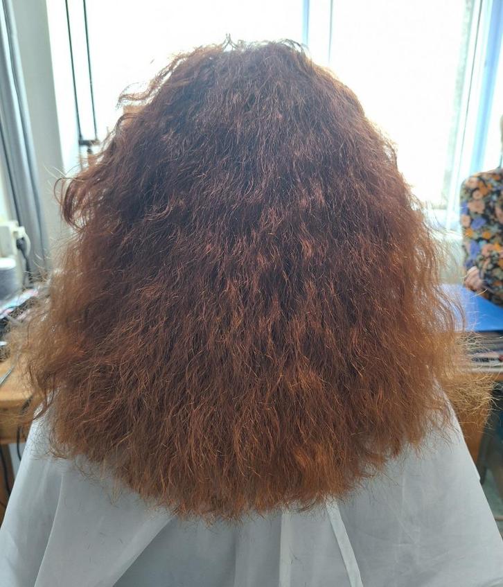 Dames krullen kapper knipt met passie en ervaring, Sieraden, Tassen en Uiterlijk, Uiterlijk | Haarverzorging, Nieuw, Ophalen