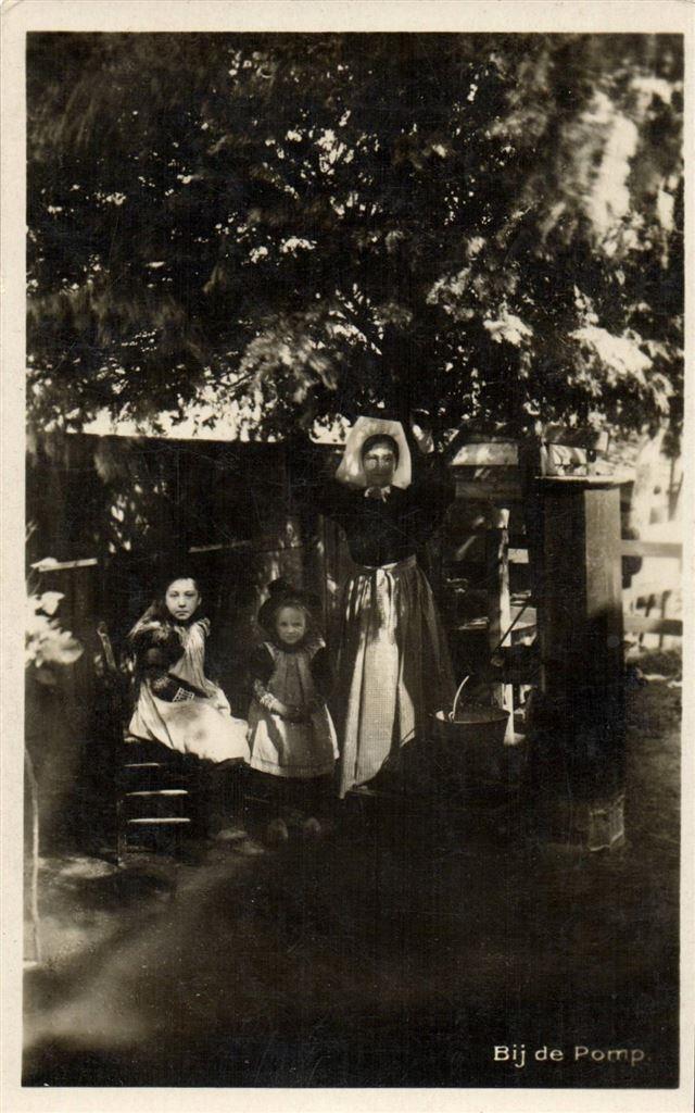 Huizen - Bij de Pomp - klederdracht - ongelopen, Verzamelen, Ansichtkaarten | Nederland, Ongelopen, Noord-Holland, Voor 1920, Ophalen of Verzenden