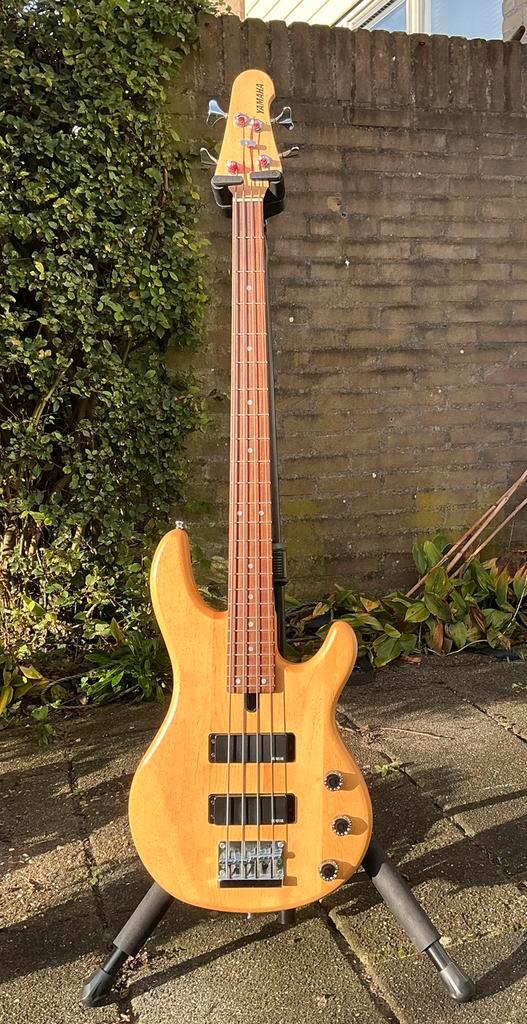 Yamaha BBN4-III basgitaar met koffer, Muziek en Instrumenten, Snaarinstrumenten | Gitaren | Bas, Zo goed als nieuw, Ophalen