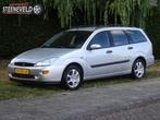 Ford Focus Wagon 1.8 16V Ghia met Airco en Trekhaak, Gebruikt, Metallic lak, Origineel Nederlands, Handgeschakeld