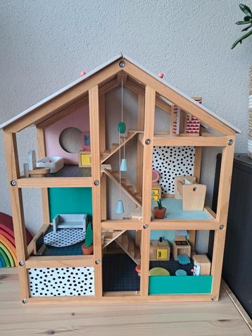 Houten Poppenhuis met Meubels beschikbaar voor biedingen