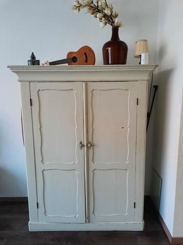 Prachtige brocante kast beschikbaar voor biedingen