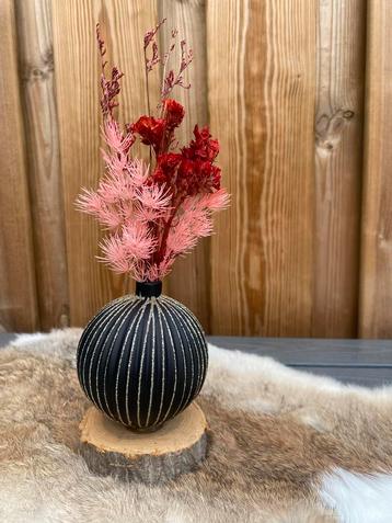 Kerstbal met droogbloemen beschikbaar voor biedingen