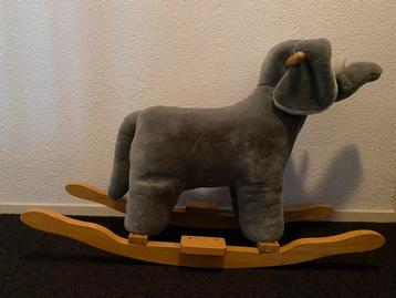 Hobbel olifant toch leuker als hobbelpaard beschikbaar voor biedingen