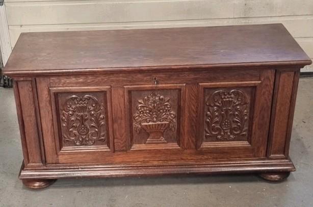Oude dekenkist met houtsnijwerk, Antiek en Kunst, Antiek | Meubels | Tafels, Ophalen