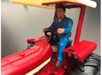 Russell driving tractor, Ophalen of Verzenden, Nieuw, Groter dan 1:35, Figuur of Figuren
