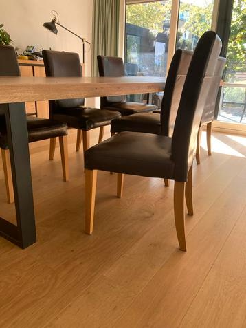 Zes bruine leren eettafel stoelen beschikbaar voor biedingen