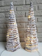 2 Besneeuwde Piramide Boompjes, Diversen, Kerst, Ophalen of Verzenden, Zo goed als nieuw