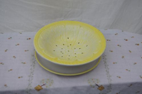 Fruittest / vergiet ( Antiek - Oud, Huis en Inrichting, Keuken | Servies, Gebruikt, Schaal of Schalen, Overige stijlen, Aardewerk
