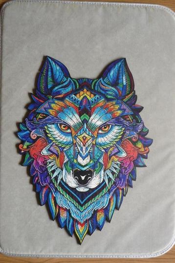 Houten puzzel (L) '' MASJESTIC WOLF '' 106 stukjes.