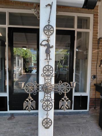 Decoratieve koperen hanger met adelaars beschikbaar voor biedingen