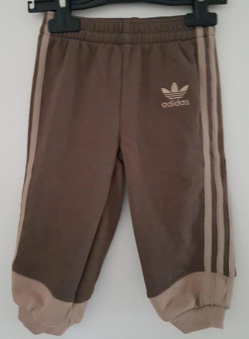 Bruine Adidas joggingbroek maat 80 *NIEUW* (0645) a, Kinderen en Baby's, Babykleding | Maat 80, Nieuw, Jongetje, Broekje, Ophalen of Verzenden