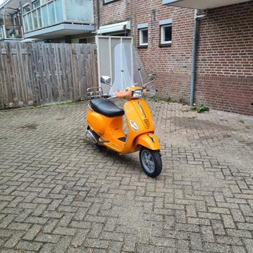 Zeer leuke vespa s 4 takt in unieke kleur oranje. beschikbaar voor biedingen