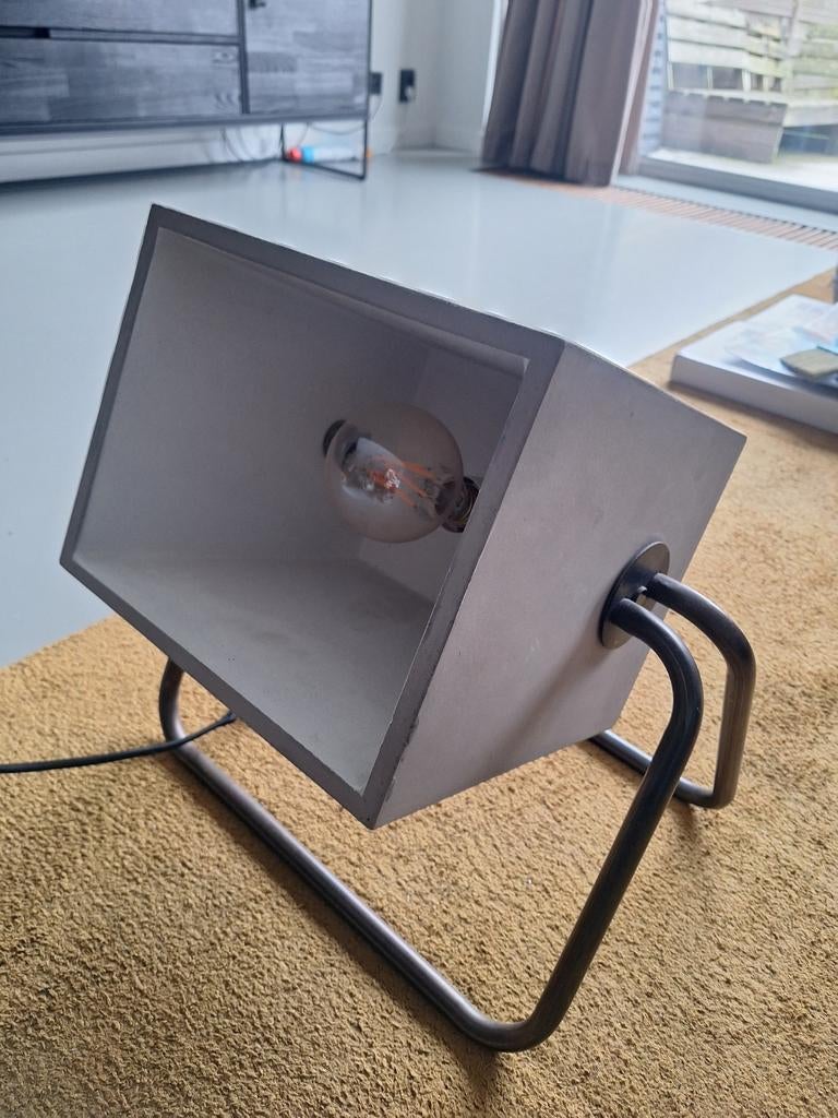 Zuiver Betonnen Vloerlamp - Toffe Lamp in Nette Staat, Huis en Inrichting, Lampen | Vloerlampen, Zo goed als nieuw, Minder dan 100 cm