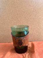 Stevig groen glas beker vorm met leren band en koper beslag, Ophalen of Verzenden, Zo goed als nieuw, Frisdrankglas