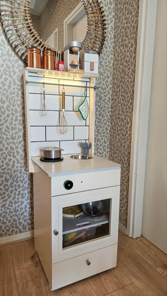 Kinder keukentje met licht zoekt nieuwe chef, Kinderen en Baby's, Speelgoed | Speelkeukens, Zo goed als nieuw, Hout, Ophalen of Verzenden