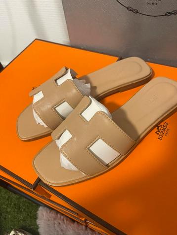 Hermès Oran Sandals - bruin beschikbaar voor biedingen