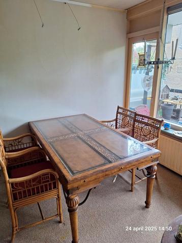 Unieke vintage eetkamer tafel met 4x mcguire stoelen beschikbaar voor biedingen