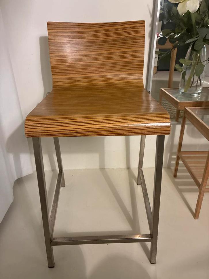 Stevige barkruk zitting bamboe en onderstel RVS frame, Huis en Inrichting, Barkrukken, Gebruikt, 30 tot 60 cm, Hout, 1 kruk, Met voetsteun