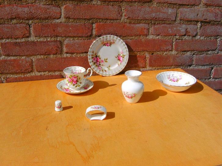 ROYAL ALBERT: model Roses, mnd JUNE, Huis en Inrichting, Keuken | Servies, Zo goed als nieuw, Kop(pen) en/of Schotel(s), Overige stijlen