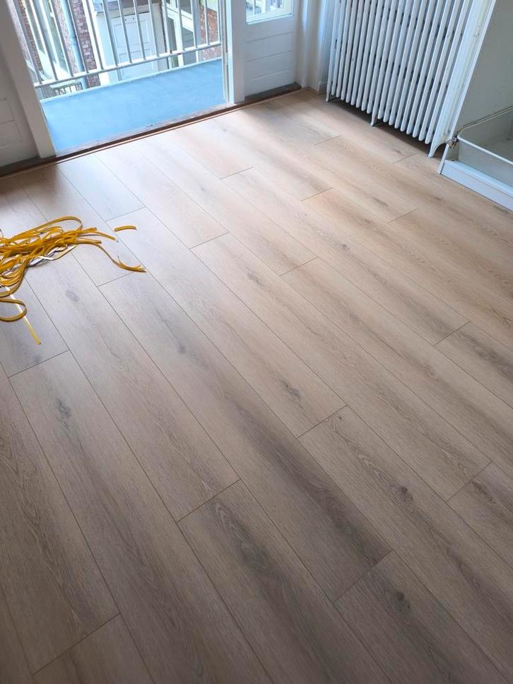 Laminaat laten leggen? Prof met eigen gereedschap staat klaa, Huis en Inrichting, Stoffering | Vloerbedekking, Nieuw, Laminaat